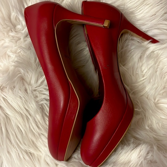 Red leather pump with a low platform - Picture 9 of 11